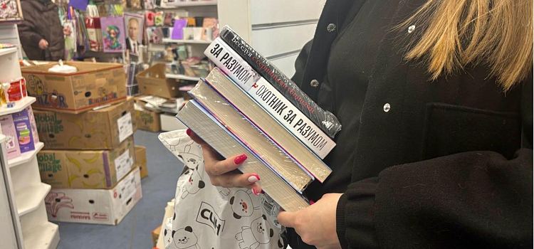 Читай, Ярославль: жители города выстроились в очереди в закрывающемся книжном магазине_313368