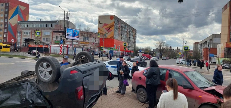 На центральном перекрёстке Тутаева в ДТП пострадал водитель иномарки_314620