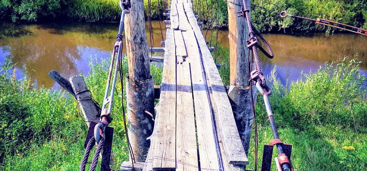 Легендарный подвесной мост через Пахму ремонта не дождётся