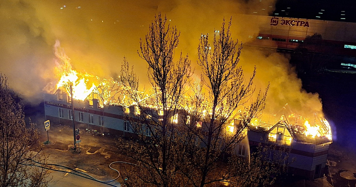 «Надо аккуратнее мясо жарить»: в Ростове случился крупный пожар в ресторане_272347