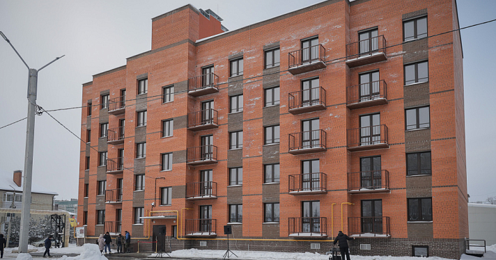 В Рыбинске жители расселённых домов получили ключи от новых квартир