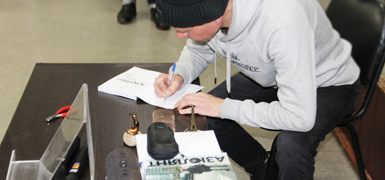 «В корпусах будущего „Альтаира“ бегали и играли в зэков». Интервью с автором книги о ярославских 90-х