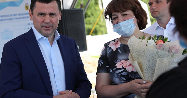 Помощник президента Дмитрий Миронов поздравил учителей и жителей Борисоглебского района с окончанием строительства здания Вощажниковской школы