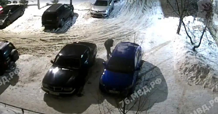 Рыбинские полицейские поймали хулигана, проколовшего колеса автомобилей