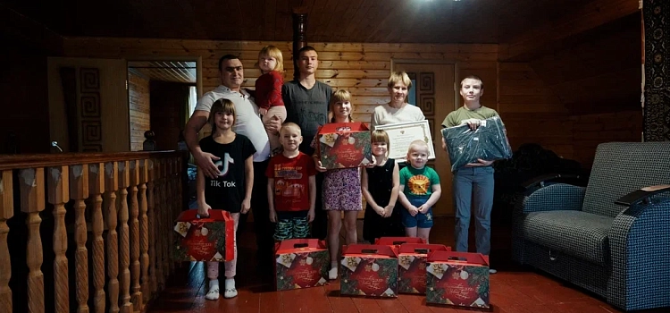 Дмитрий Миронов поздравил с наступающим Новым годом семьи участников СВО, многодетных и воспитывающих детей-инвалидов в Ярославской области_308864