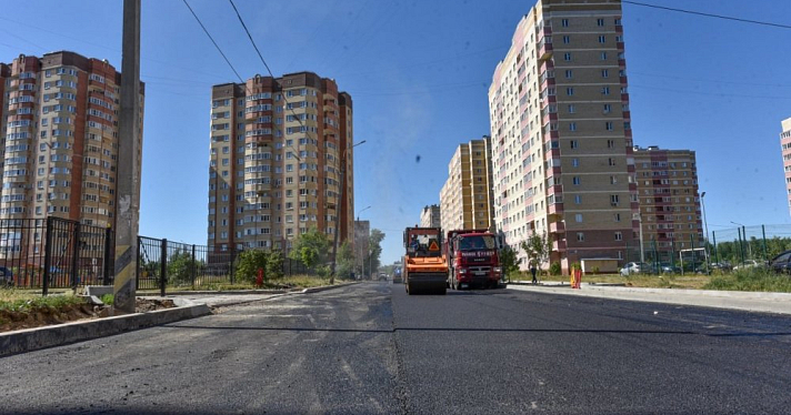 К 1 сентября: в Брагино укладывают верхний слой асфальта на дорогах