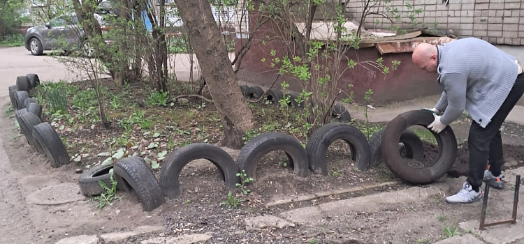 «И дышится легче»: ярославцы ломают клумбы и заборы в виде покрышек во дворах_295917