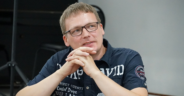 «День города в 90-х и 00-х напоминал средневековый карнавал»: Антон Голицын рассказал о своей новой книге