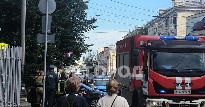 Поднялась паника: в Ярославле в отделении банка неизвестные взорвали фейерверки