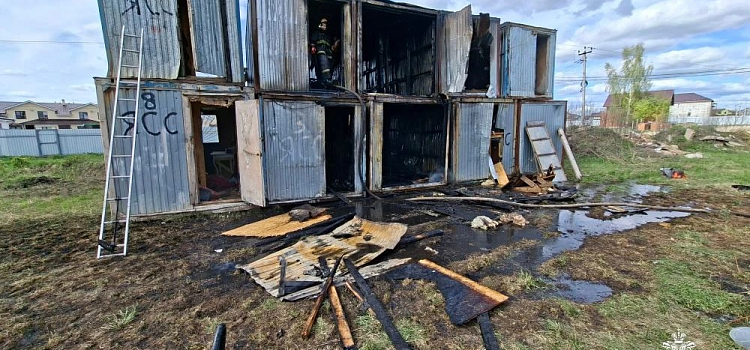 В деревне под Ярославлем неизвестные подожгли стальные бытовки_315782