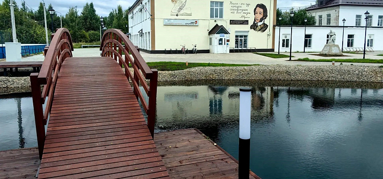 В Ярославской области завершилось благоустройство территории у центральной библиотеки_322117