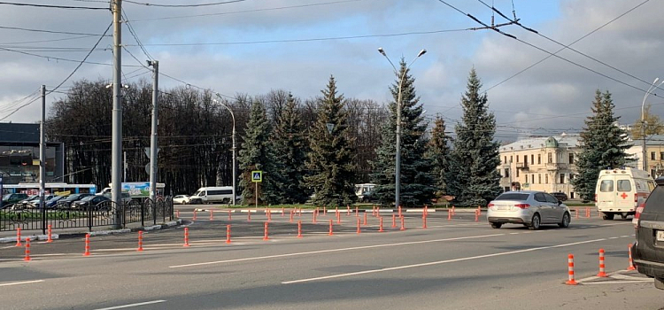 Вокруг островков безопасности на площади Волкова в Ярославле установили ограждения