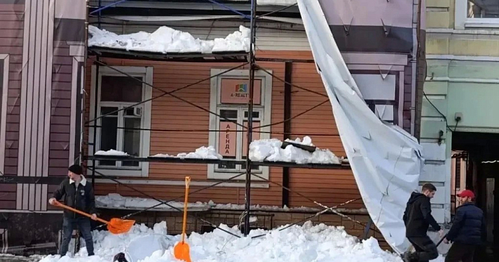 В центре Ярославля с крыши здания на девушку сошла снежная лавина