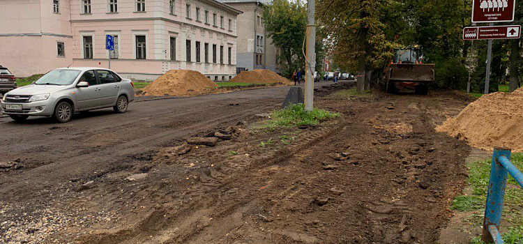 Фото дня. Тротуары перед главным зданием педагогического университета продолжают готовить к новому учебному году_160480