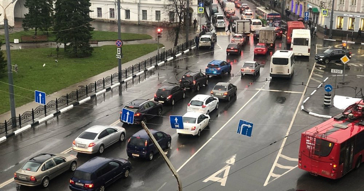 Средняя цена на литр бензина в Ярославле: ответ