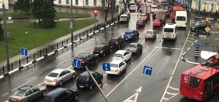 Средняя цена на литр бензина в Ярославле: ответ