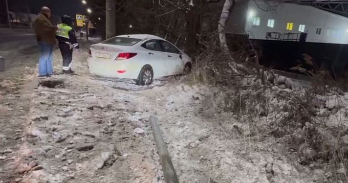 В Ярославле водитель иномарки погиб после наезда на дорожный знак