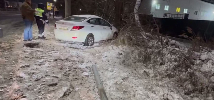 В Ярославле водитель иномарки погиб после наезда на дорожный знак