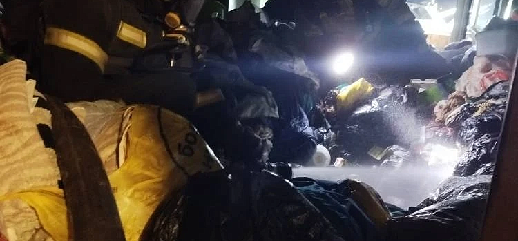 В Рыбинске загорелась заполненная хламом квартира_310055