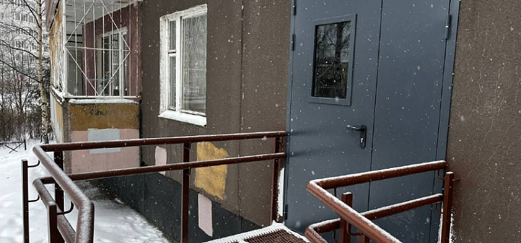 «Много лет сидела у окна, не выходя»: в Ярославле установили пандус для жительницы на инвалидной коляске_310010