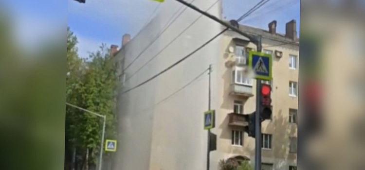 В Ярославле сквозь асфальт просочился фонтан: видео