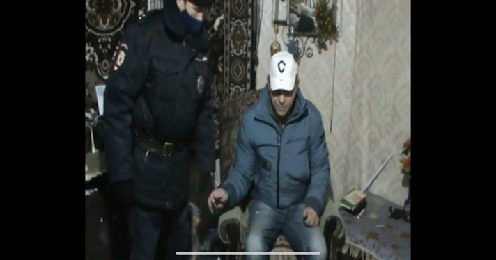 Ночью вынес тело и выкинул в мусор: ярославца, подозреваемого в убийстве, привезли на место ЧП. ВИДЕО