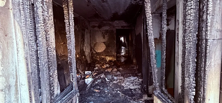 В ярославской многоэтажке неизвестные подожгли вещи в общем коридоре_312995