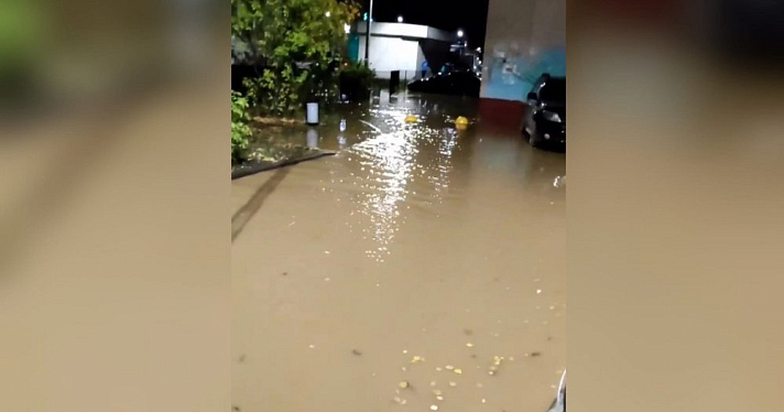 В Дзержинском районе Ярославля затопило несколько дворов