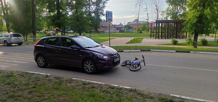 Выскочил на дорогу: в Переславле-Залесском водитель легковушки сбил несовершеннолетнего велосипедиста