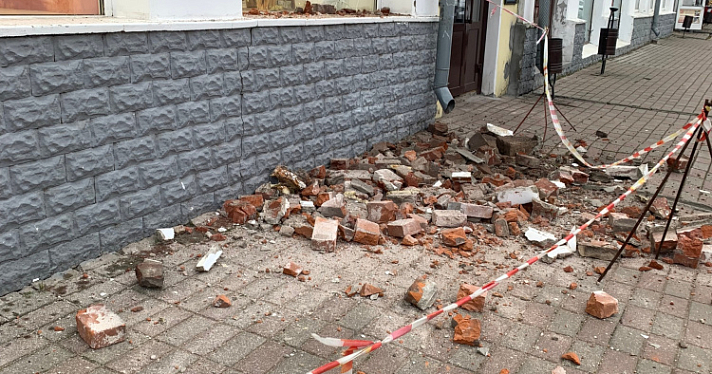 В центре Ярославле со здания-памятника посыпались кирпичи
