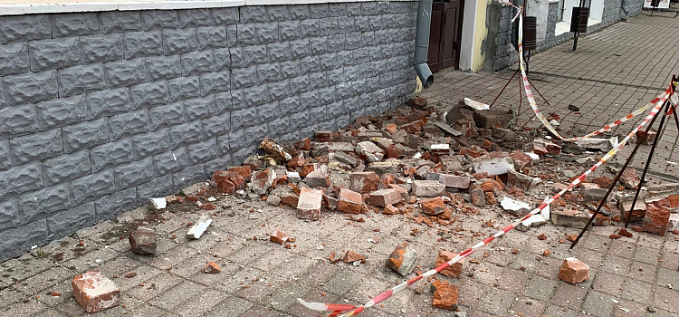 В центре Ярославле со здания-памятника посыпались кирпичи