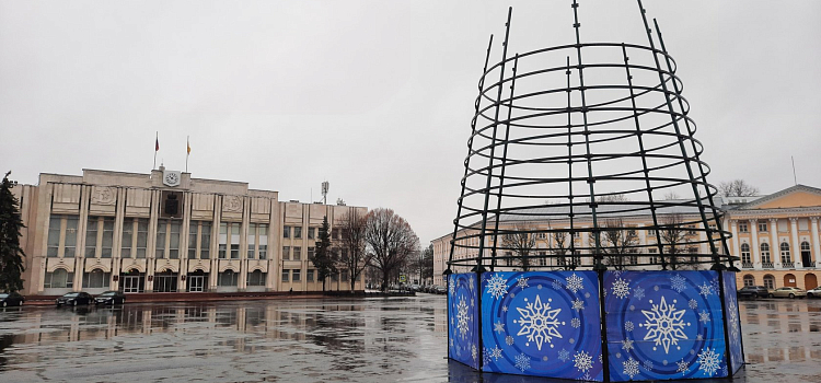 В Ярославле на Советской площади начали устанавливать елку_199891