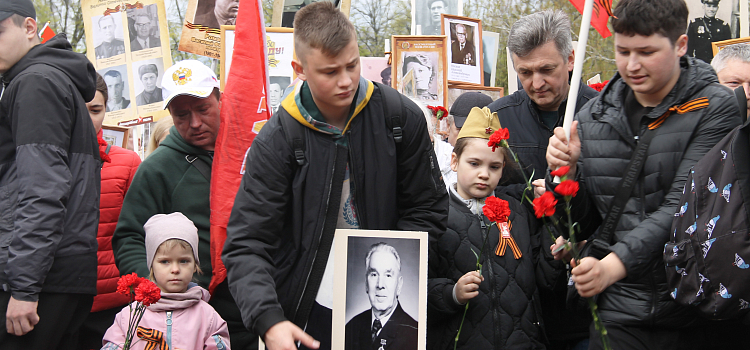 «Бессмертный полк» в Ярославле собрал около десяти тысяч участников_296463