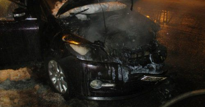 В Ярославле сгорел автомобиль Mazda CX-7 