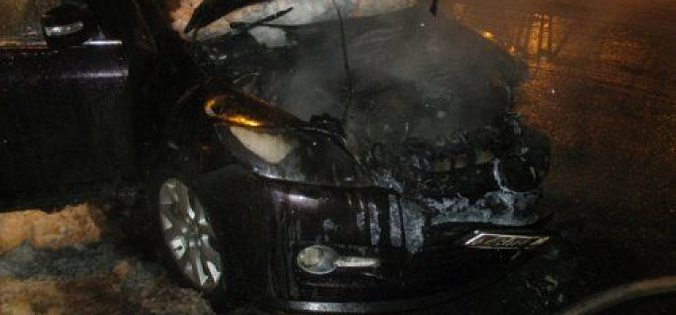 В Ярославле сгорел автомобиль Mazda CX-7 