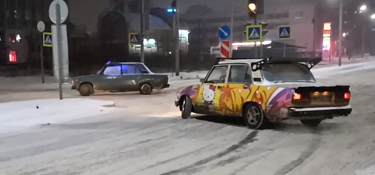 Ярославские стритрейсеры устроили опасный дрифт на «Жигулях»_228373