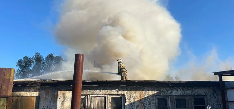 В Рыбинске горели мебельное производство, склад и автосервис_319583