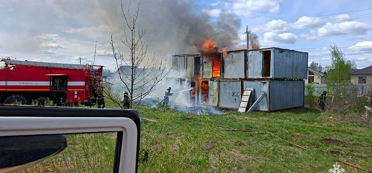 В деревне под Ярославлем неизвестные подожгли стальные бытовки_315780