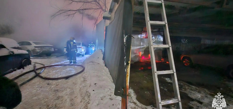 В Ярославле ночью сгорел автосервис на площади в 400 квадратных метров_309928