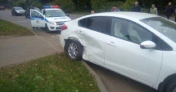 В Рыбинске дорогу не поделили два автомобиля и велосипед 