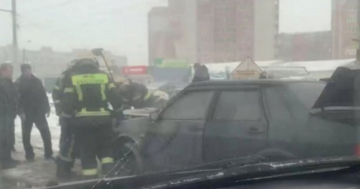 Пожарные собрались около ТЦ: в Брагино загорелся автомобиль