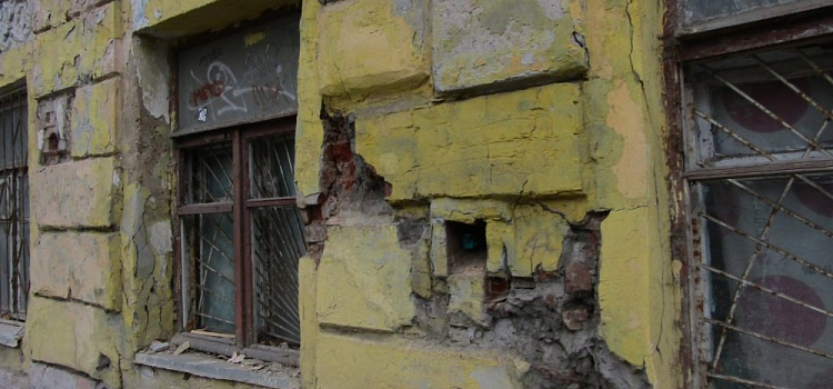 «Отвалился кусок исторической стены»: градозащитница обратила внимание на разрушающееся здание в центре Ярославля