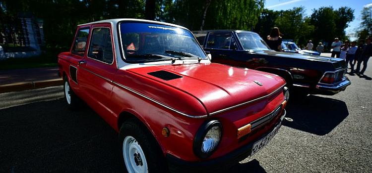 На Советской площади стартовало ралли классических автомобилей_165543