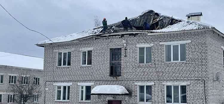 В Ярославской области под тяжестью снега массово рушатся крыши жилых домов_265363