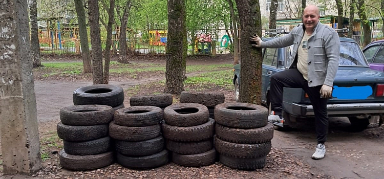 «И дышится легче»: ярославцы ломают клумбы и заборы в виде покрышек во дворах_295920