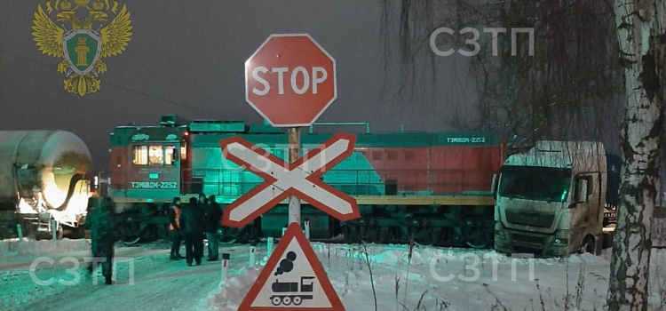 В Ярославле поезд снёс легковушку_309934