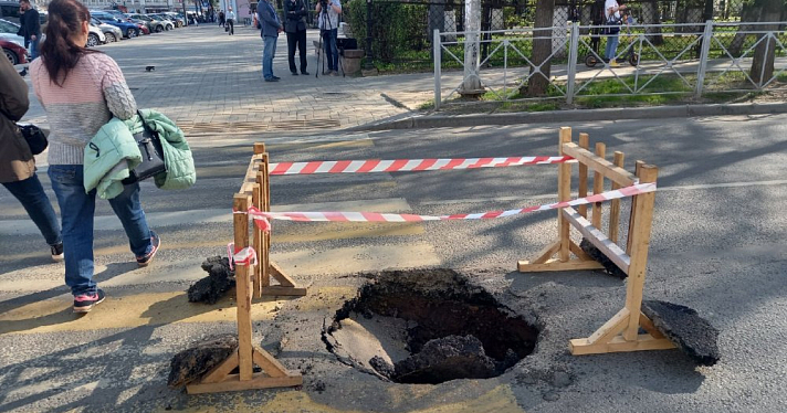На площади Волкова провалился пешеходный переход