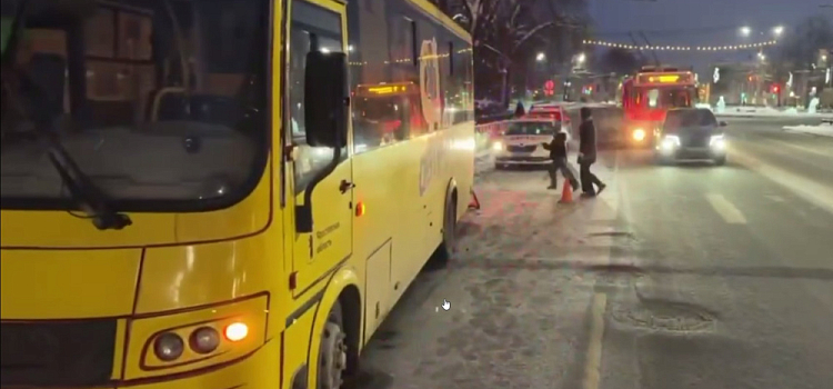 В центре Ярославля автобус сбил десятилетнего мальчика на пешеходном переходе