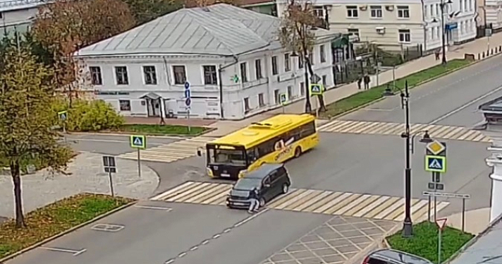 В Ярославской области водитель сбил школьника на пешеходном переходе и скрылся