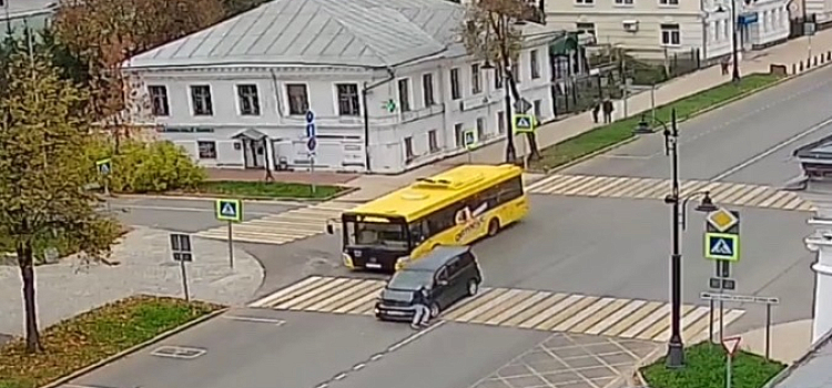 В Ярославской области водитель сбил школьника на пешеходном переходе и скрылся